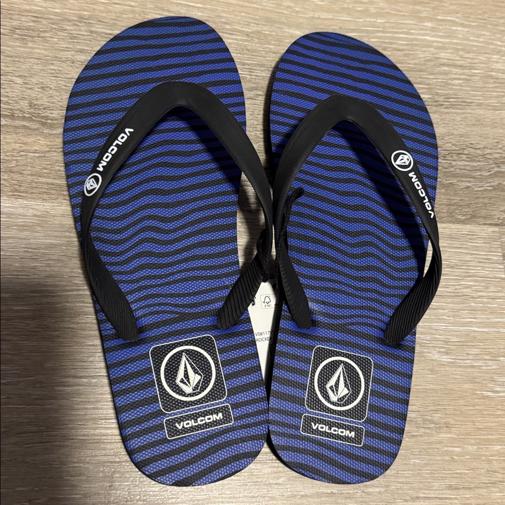 🆕 Volcom Youth Slippers in Black with indigo/black stripe design